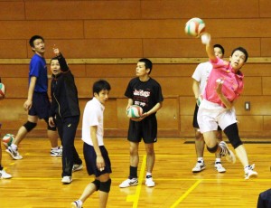 サーブ練習に取り組む添上の選手