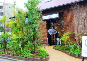 森の中の一軒家をイメージした「ラ・ポーズの森 カフェ ラ・ポーズ」