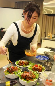 「生駒丼」に特製ダレをかける講師の坪井美佐さん