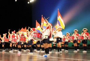 息の合った演奏をみせる郡山西保育園の園児