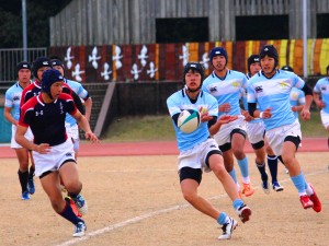 グラウンドを駆け回り汗を流す選手