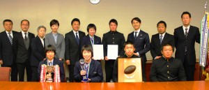 天理市役所を表敬訪問した天理高校ラグビー部と女子バレーボール部の選手ら