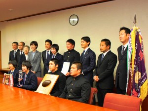 天理高校ラグビー部と女子バレーボール部の選手ら