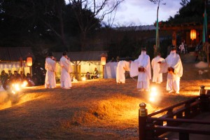 薄闇のもと、さまざまな芸能が奉納されたお旅所祭