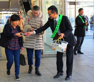近鉄奈良駅前では県や関電の職員が節電を呼び掛けるビラなどを配布した