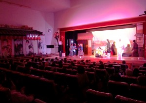 弁天座での大衆演劇上演の様子。客席と舞台が近く、迫力満点だ