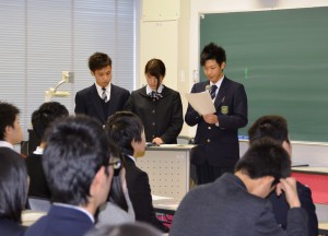 取り組みなど発表する高校生
