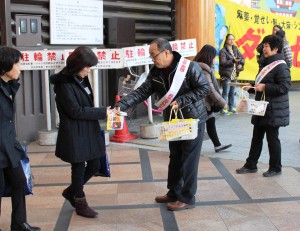 県医薬品登録販売者協会の役員らは近鉄奈良駅前で薬物乱用防止を訴えるリーフレットなどを配布した