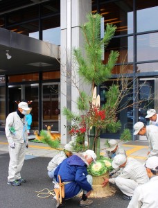 門松を設置する訓練生