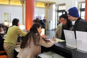 リニューアルした案内所で外国人観光客に対応するスタッフ