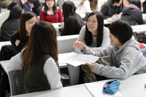 自分の結婚像について話し合う学生たち