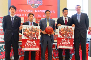 新年公開記者会見で後半戦に向けて決意表明した衛藤ＨＣ（中央）と選手