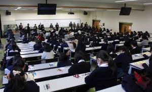 試験開始前、注意事項の説明を聞く受験生＝奈良市