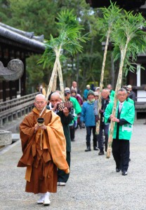 唐招提寺に女竹を奉納する三重県名張市の「唐招提寺に竹を送る会」の会員ら