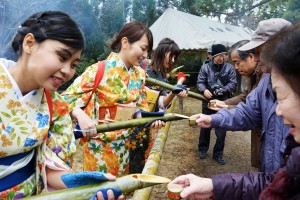 参拝者に笹酒を振る舞う笹娘