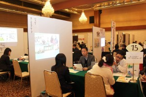 ブースで採用担当者から説明を受ける参加者