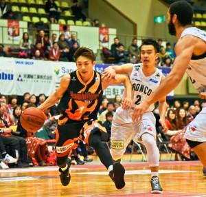 埼玉戦（２日目）で奮闘する鈴木達也。１７得点でＭＶＰに輝いた