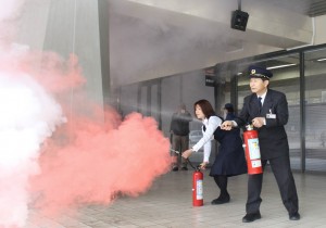 初期消火訓練に取り組む奈良国立博物館の職員