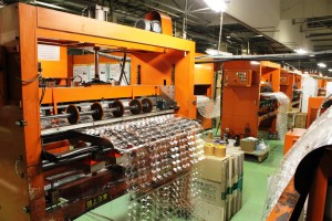 鶏卵パックが成型される製造ライン