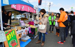 県内各地の名産に行列もできた