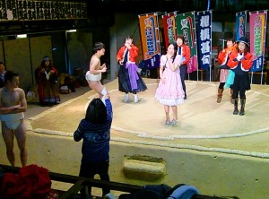 河内家菊水丸さんから指導を受ける市民やお笑い芸人