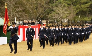 警察官らが力強い行進を披露した