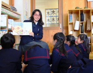 平城高校教育コースの生徒は児童らを前に絵本を朗読し、楽しく交流した