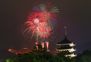 夜空を焦がす若草山の山焼き＝２３日夜、奈良市（約８０分間多重露光、村本聡撮影）