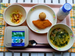 中学校給食に登場した「富より団子」（中央の丸い団子）