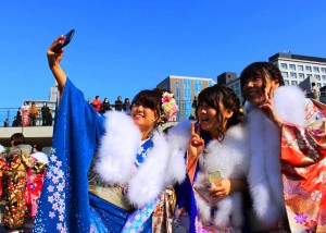 晴れ着姿で記念撮影する新成人