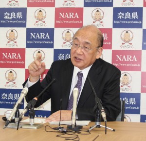 年頭記者会見で今年の抱負を語る荒井正吾知事