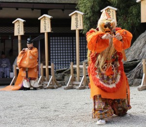 申年にちなみ12年ぶりに奉納された舞楽「蘇莫者」