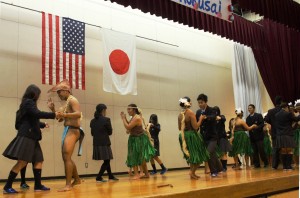 高取国際の生徒らもグアムの高校生らとダンスを楽しんだ