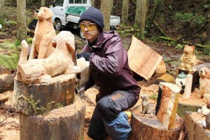 慎重な手つきでスギの木からイヌを掘る梶谷哲也さん