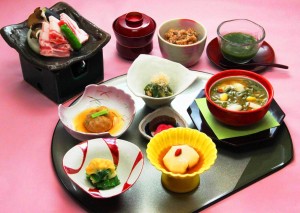 奈良ロイヤルホテルの「竹の家」のランチには「ヤマトポークの鉄板焼き」も(県提供)