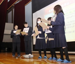 認知症の高齢者がいる家庭を想定したロールプレーに取り組む生徒