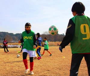 リフティングの練習をする参加者