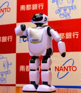 「恋するフォーチュンクッキー」を熱唱するパルロ