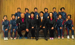 吉田市長(前列右から４人目)らに全国大会出場を報告した二上スポーツ少年団女子バレーボール部の選手ら
