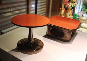 朱漆塗りの臨御台（左）と散米盆