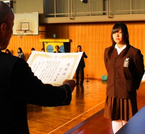 危険を顧みず、人命救助に尽力し事故を未然に防いだとして感謝状を受ける北川初夏さん