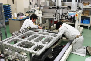 製品の出荷前の最終調整を行う社員