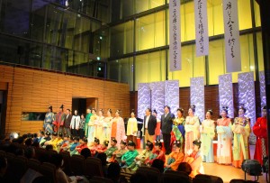 華やかな衣装で熱唱する出演者