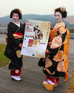 イベントをPRする芸者の菊乃さん(左)と舞子の菊鶴さん