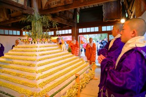 特設祭壇に張り子の寅が納められる「納め寅供養」の様子＝昨年、信貴山朝護孫子寺