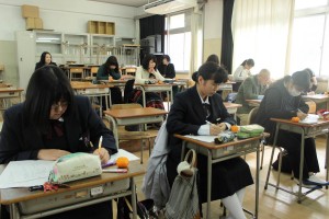 お題のミカンを机に置き、作句する参加者ら