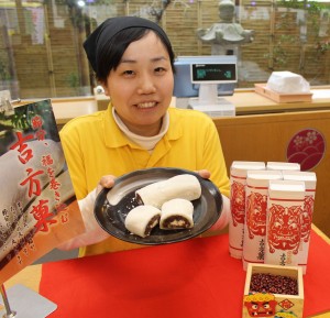長さ約20センチとボリューム満点の大福「吉方菓」