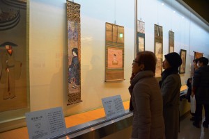多彩な美人画に見入る来場者