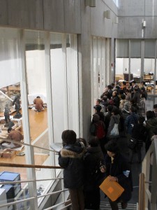 参加者らは文化財が修理、修繕されている様子を窓越しに見学した