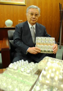 開発してきた鶏卵パックを手にする栗原照次郎社長